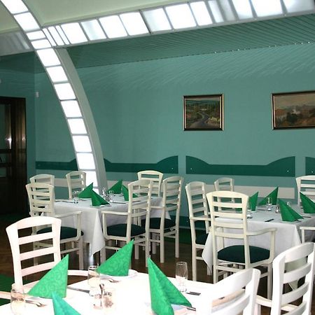 Cosmos Hotel キシナウ エクステリア 写真