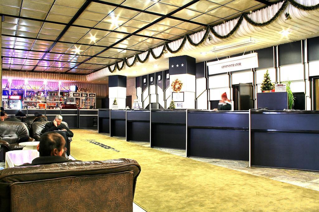 Cosmos Hotel キシナウ エクステリア 写真