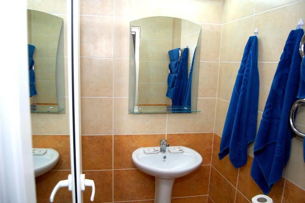 Cosmos Hotel キシナウ エクステリア 写真